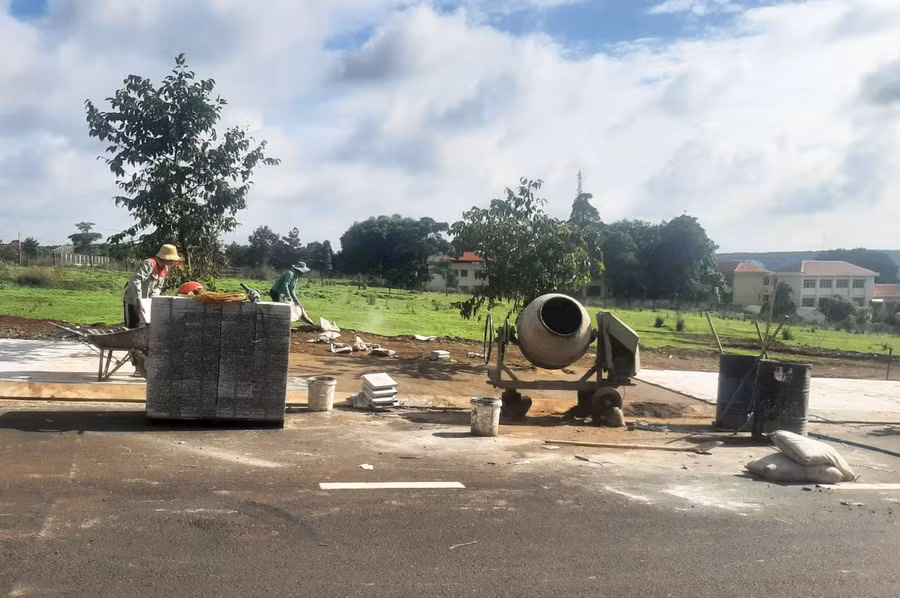 Các đơn vị thi công trường liên xã huyện Đức Cơ. Ảnh: L.N
