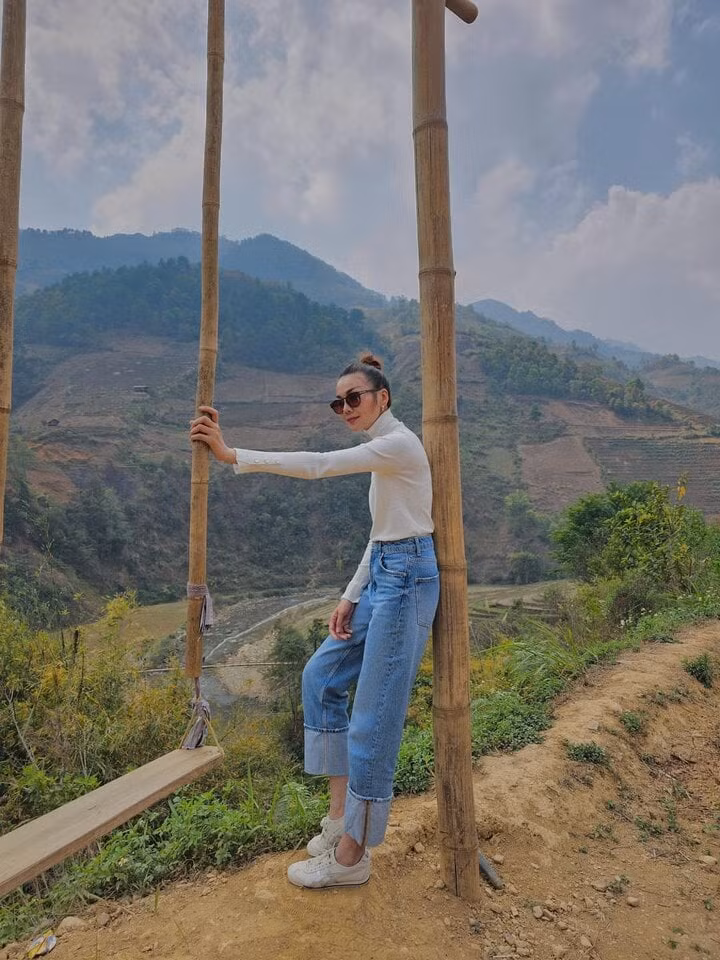 Áo cổ lọ mix cùng quần denim sáng màu giúp các quý cô trên 40 tuổi trông năng động, phóng khoáng hơn. Đây cũng là set đồ vừa đơn giản nhưng lại vừa "đa năng" để bạn thoải mái diện khi đi làm, đi dã ngoại, tụ họp bạn bè...
