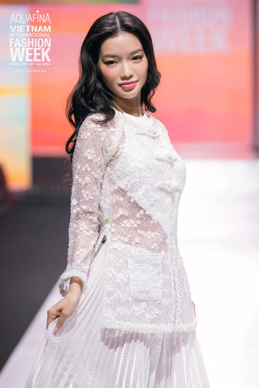 Mở màn cho bộ sưu tập là người mẫu Lâm Bích Tuyền. Cô là gương mặt quen thuộc từ đấu trường sắc đẹp Miss Universe Vietnam 2019 và Miss World Vietnam 2019. Trên sàn diễn, người đẹp khoe dáng trong một thiết kế quyến rũ cùng những sải bước mềm mại đầy thu hút