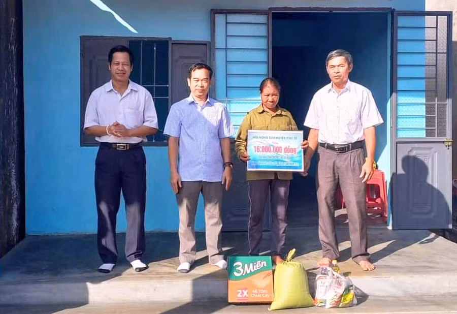 Gương mẫu học và làm theo Bác, Chủ tịch Hội Nông dân xã Ia Blang Lương Hoàng Phương (bìa phải) luôn tìm cách giúp đỡ hội viên nghèo vươn lên trong cuộc sống. Ảnh: Đ.Y