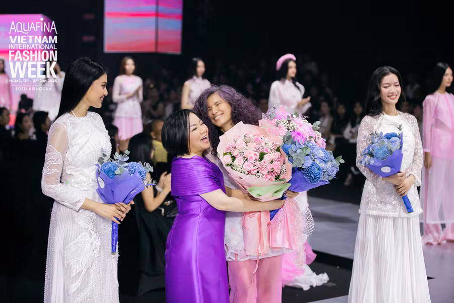 Thủy Nguyễn chia sẻ: “Qua bộ sưu tập, tôi muốn đưa vẻ đẹp duyên dáng của nàng thơ bay theo gió ở những ngày trong trẻo và cả những ngày giông bão”