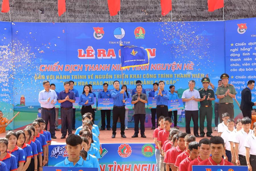 Các đại biểu thực hiện nghi thức ra quân Các đại biểu thực hiện nghi thức ra quân