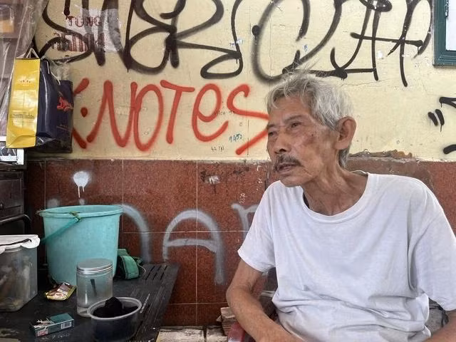 Ông Đức trầm ngâm, nhớ về một thời huy hoàng của báo giấy