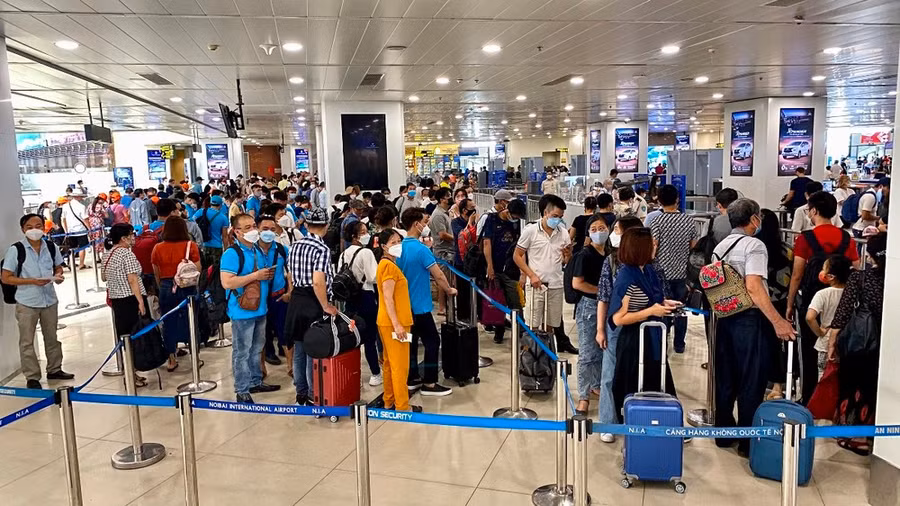 Với tình trạng thiếu hụt máy bay và giá nhiên liệu biến động, giá vé máy bay sẽ tiếp tục tăng trong năm nay. (Ảnh: PV/Vietnam+)