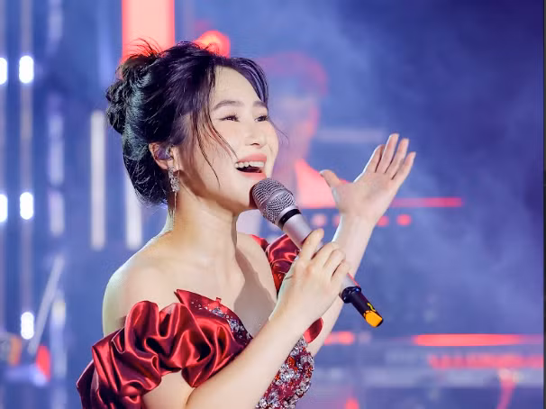 Sau khi trở về Việt Nam, Hương Tràm tích cực tương tác với khán giả