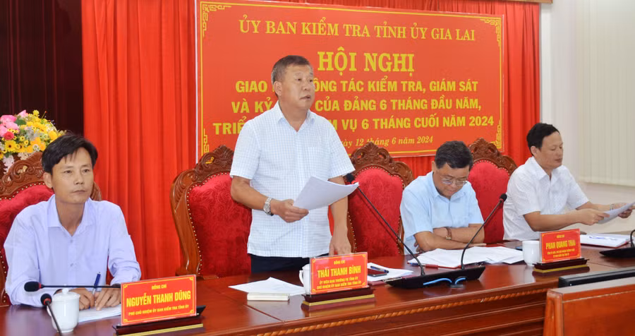 Các đồng chí lãnh đạo Ủy ban Kiểm tra Tỉnh ủy chủ trì hội nghị. Ảnh: V.H