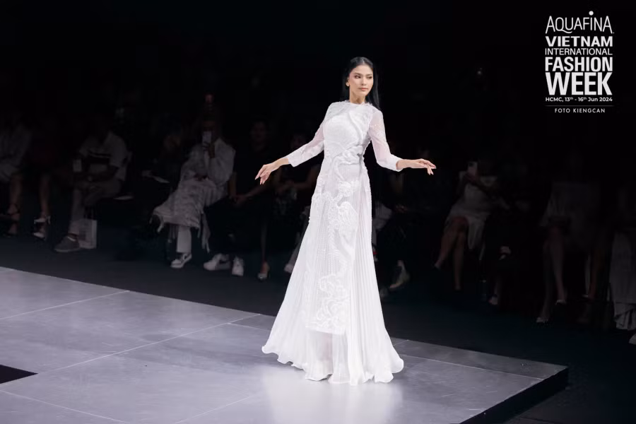 Trình diễn vai trò vedette cho bộ sưu tập của Thủy Nguyễn là Á hậu Trương Thị May. Ở tuổi 36, người đẹp gốc Khmer gây ấn tượng bởi vẻ đẹp sắc sảo, vóc dáng chuẩn. Á hậu sinh năm 1988 còn được nhiều người yêu mến, cô duy trì thói quen ăn chay nhiều năm qua