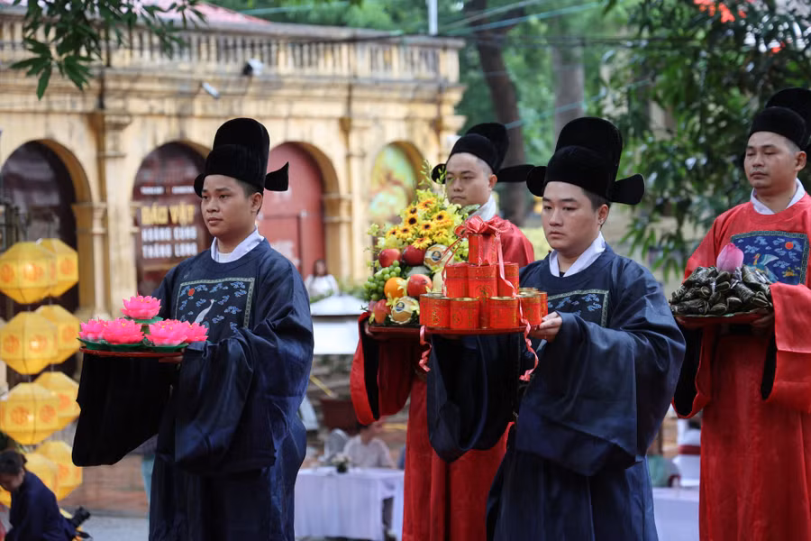 Trong cung, hoàng đế chịu mệnh trời thực hiện một số nghi lễ như cúng tế các tiên đế, báo hiếu bậc sinh thành, ban yến và ban quạt cho văn võ bá quan. Trong cung, hoàng đế chịu mệnh trời thực hiện một số nghi lễ như cúng tế các tiên đế, báo hiếu bậc sinh thành, ban yến và ban quạt cho văn võ bá quan.