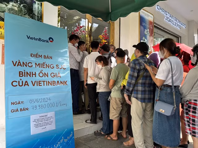 Người dân xếp hàng mua vàng bình ổn giá tại một điểm bán vàng trên phố Huế, TP Hà Nội