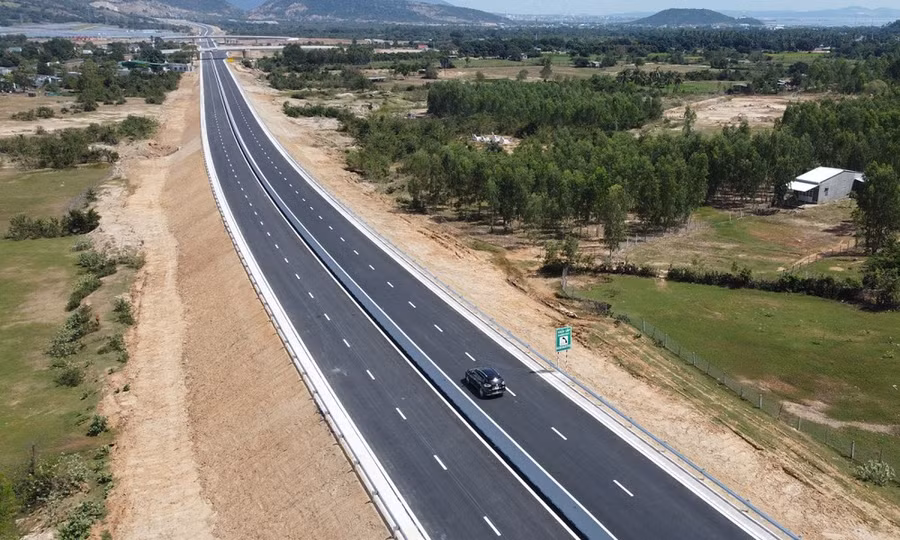Phương tiện lưu thông trên một đoạn tuyến Cao tốc Bắc-Nam phía Đông đã được đưa vào vận hành, khai thác. (Ảnh: PV/Vietnam+)