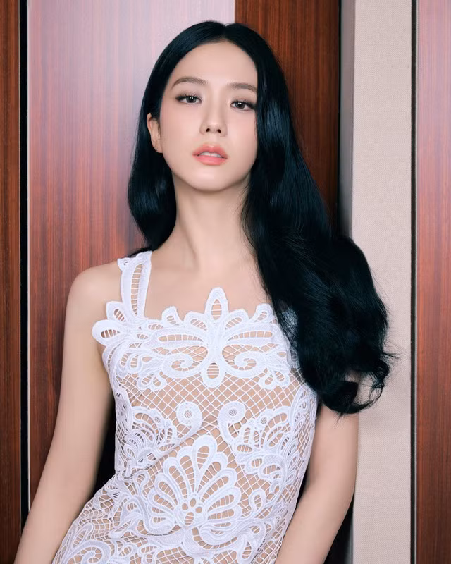 Jisoo khoe dáng trong mẫu váy ngắn bằng ren trắng. Họa tiết ren có kích cỡ lớn làm nên vẻ ngoài ấn tượng kết hợp cùng lớp vải tiệp màu da khiến trang phục có hiệu ứng gợi cảm một cách tinh tế, chừng mực