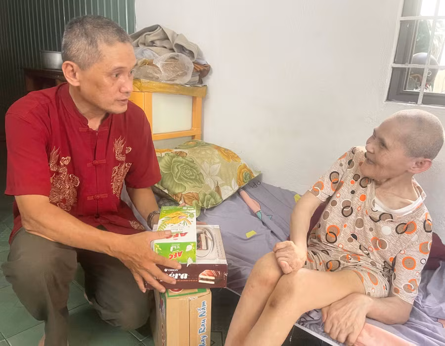 Anh Nghĩa thường xuyên ghé nhà thăm hỏi bà Đào bị tai biến nằm một chỗ. Ảnh: P.D Anh Nghĩa thường xuyên ghé nhà thăm hỏi bà Đào bị tai biến nằm một chỗ. Ảnh: P.D