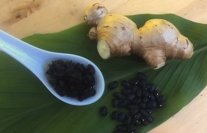 Uống nước đậu đen rang gừng đem lại nhiều lợi ích cho sức khoẻ. (Ảnh minh hoạ)