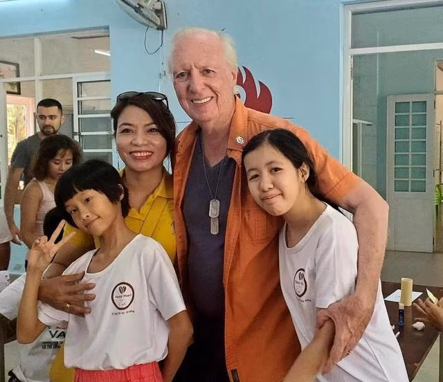 Ông Matthew và vợ Lana cùng nhau làm nhiều dự án thiện nguyện