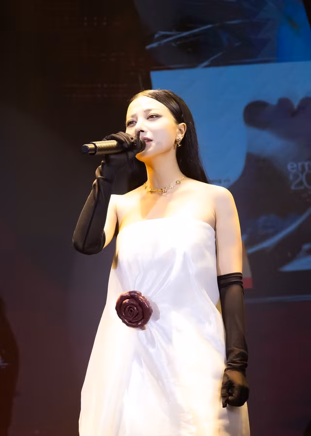 Phượng Vũ vỡ òa hạnh phúc khi sau 9 năm, cô đã có một album
