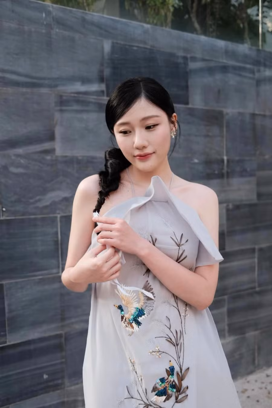 Nữ diễn viên thừa nhận cô gặp không ít áp lực vì mang danh xưng “em gái Trấn Thành". Người đẹp 25 tuổi tâm sự: “Khi mọi người biết tôi là em của Trấn Thành thì mọi người sẽ có sự hiếu kỳ, nghi ngờ tôi sẽ làm được những gì. Tuy nhiên, thay vì quá áp lực thì tôi tập trung trau dồi bản thân mình nhiều hơn, bước lên từ từ và chứng minh cho mọi người thấy"