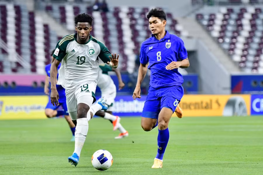 U.23 Thái Lan (áo xanh) thua đậm trước U.23 Ả Rập Xê Út