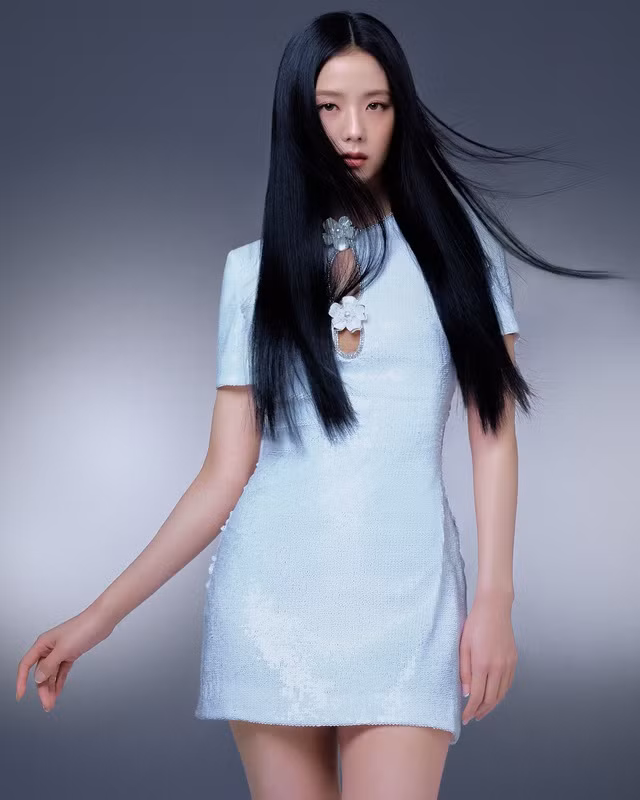 Váy sequins lấp lánh màu trắng tinh khiết điểm hoa và khoảng hở cut out thú vị. Sự đa dạng về màu sắc và phom dáng, chất liệu vải cho thấy sự linh hoạt trong tính cách và phong cách "tắc kè hoa" của ngôi sao nhóm BlackPink