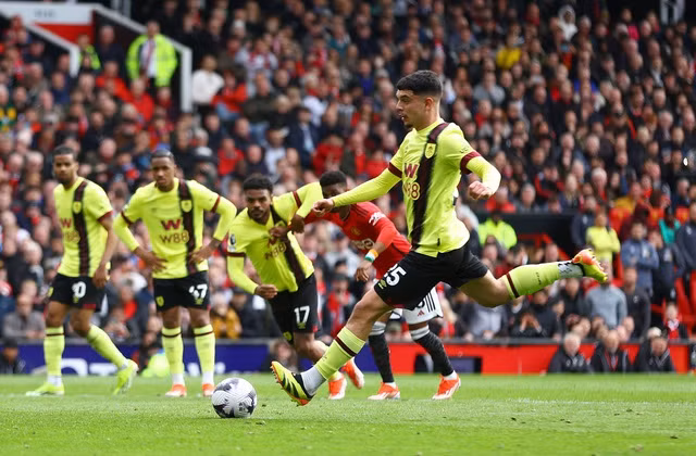 ... và cầu thủ người Thụy Sĩ gỡ hòa 1-1 cho Burnley