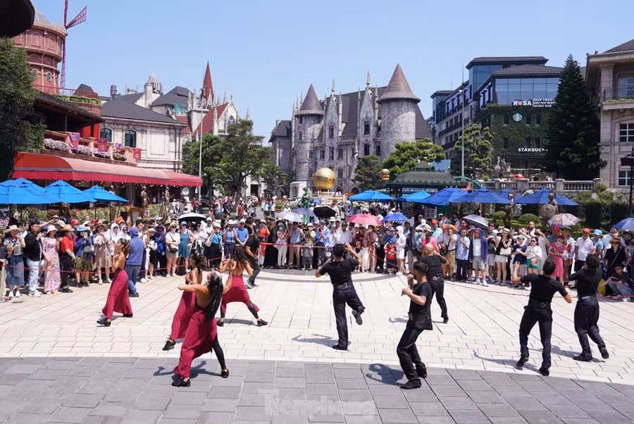 Du khách tấp nập tại Bà Nà Hills.