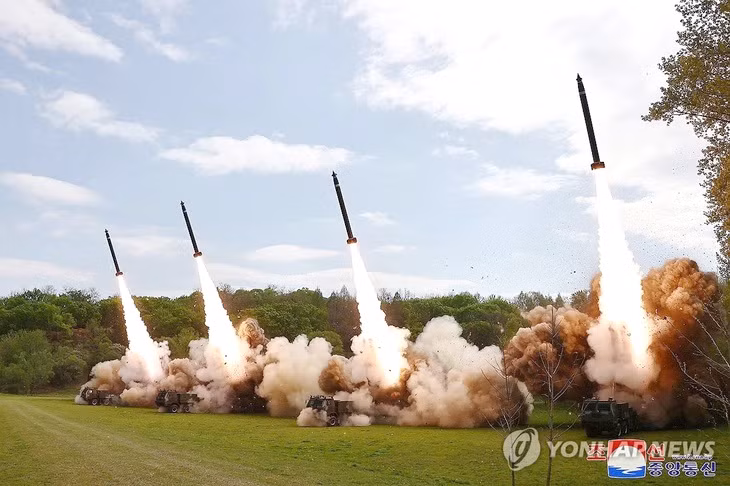 Hình ảnh pháo binh tên lửa đa nòng siêu lớn của Triều Tiên được KCNA công bố ngày 23-4. Ảnh: KCNA
