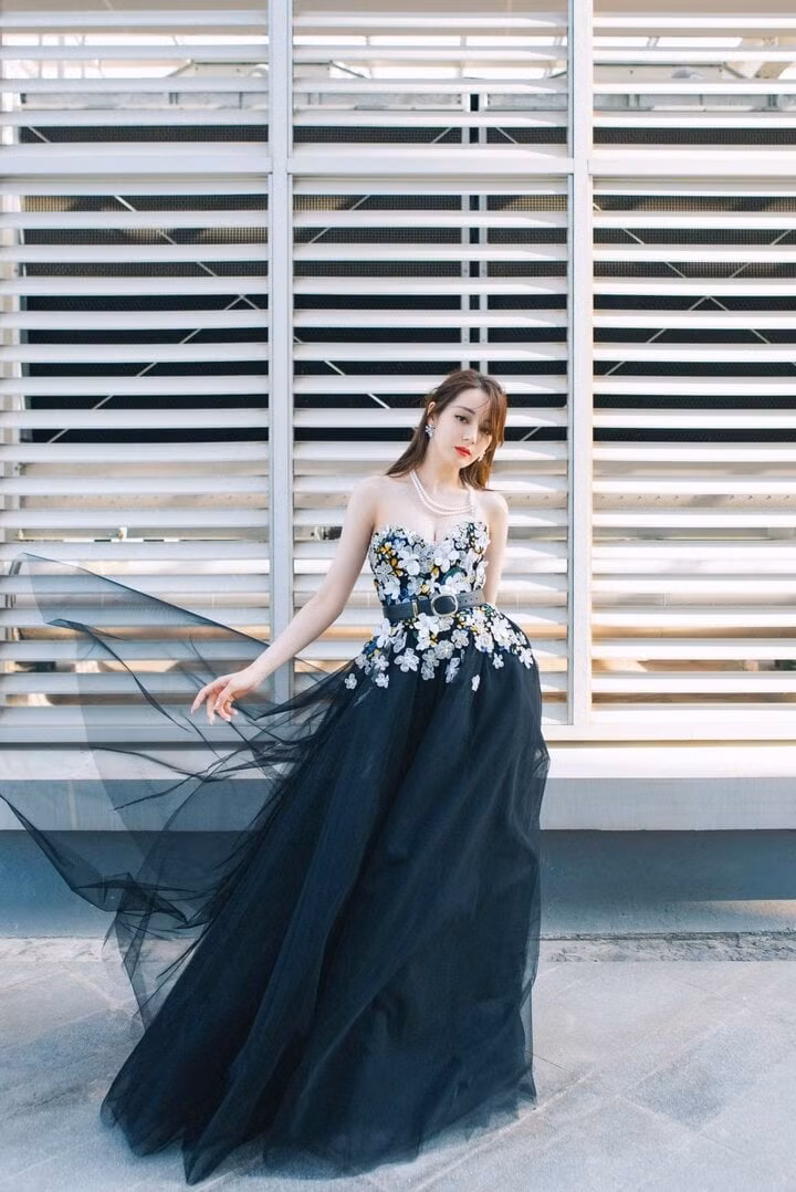 Váy dạ hội xòe thường được làm từ chất liệu mềm mại như voan, chiffon, giúp tạo nên sự nữ tính và duyên dáng cho người mặc.