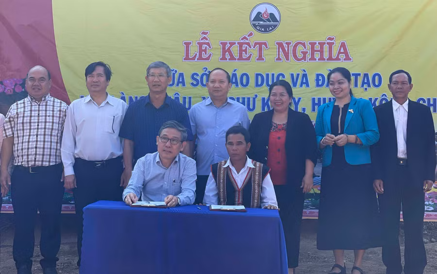 Lễ kết nghĩa giữa Sở Giáo dục và Đào tạo với làng Châu, xã Chư Krêy, huyện Kông Chro. Ảnh: Mai Ka