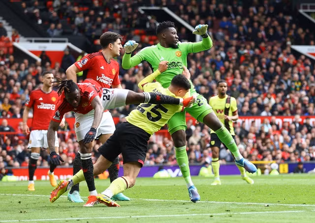 Andre Onana đấm thẳng vào mặt Amdouni...