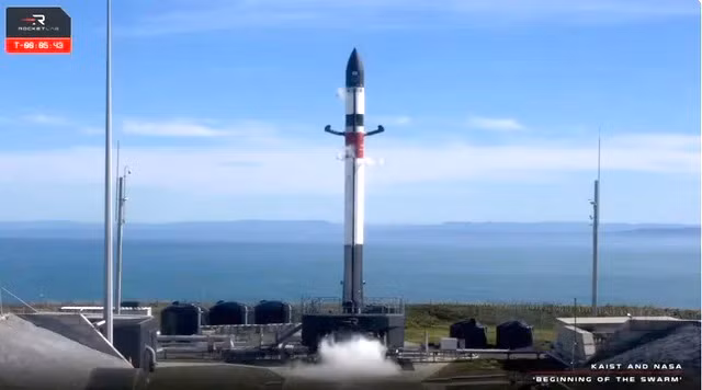 Tên lửa không gian của Rocket Lab cất cánh từ sân bay vũ trụ ở Mahia, New Zealand, mang theo vệ tinh nano đầu tiên của Hàn Quốc vào ngày 24-4. Ảnh: ROCKET LAB