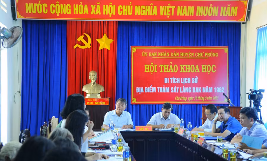 UBND huyện Chư Prông tổ chức hội thảo lấy ý kiến của các nhà khoa học, nghiên cứu văn hóa-lịch sử và các nhân chứng về địa điểm thảm sát làng Bak. Ảnh: Huỳnh Bá Tính