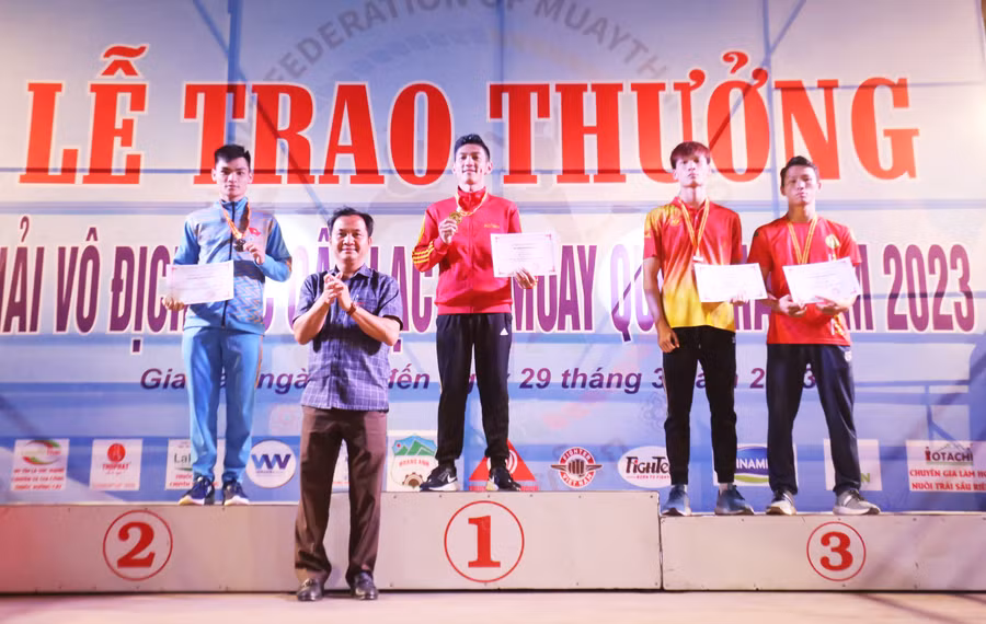 Võ sĩ Nguyễn Thành Thoan (bìa trái) giành huy chương bạc ở hạng cân 54 kg nam lứa tuổi 18-40 cho đoàn Gia Lai. Ảnh: Văn Ngọc Võ sĩ Nguyễn Thành Thoan (bìa trái) giành huy chương bạc ở hạng cân 54 kg nam lứa tuổi 18-40 cho đoàn Gia Lai. Ảnh: Văn Ngọc