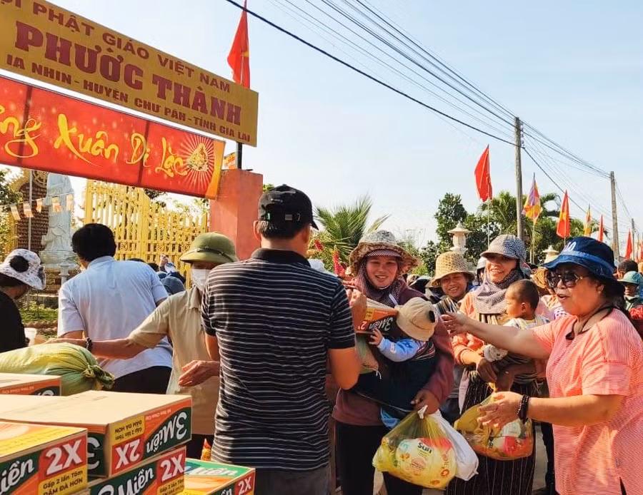 Đại diện nhà chùa trao quà cho các hộ dân nghèo. Ảnh: Lê Quang Hồi