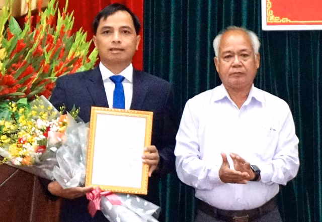 Anh Xiêng Thanh Phúc, Bí thư Tỉnh đoàn Kon Tum (bên trái) nhận quyết định bổ nhiệm chức vụ Chánh văn phòng Tỉnh ủy Kon Tum. Ảnh: N.X