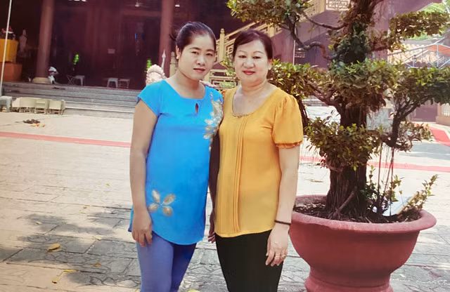 Thảo (trái) năm 2008 khi còn đi lại được, cao hơn 1 m 6, nay 33 tuổi người co rút vì loãng xương, biến chứng suy thận, trông như đứa trẻ và phải ngồi xe lăn.