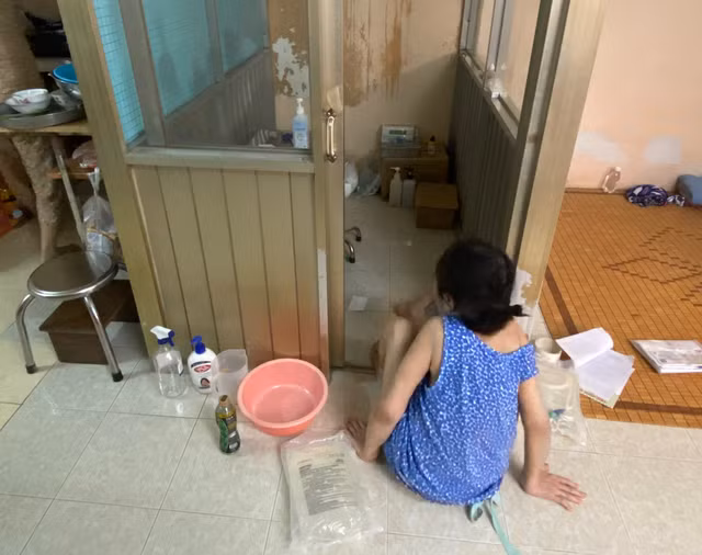 Thảo lết vào phòng để tự truyền dịch tại nhà. Ảnh: Lê Vân