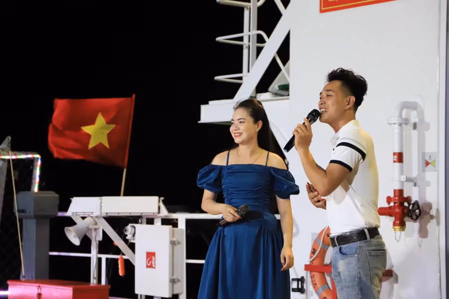 Nghệ sỹ Hồng Toan - Hồng Năm hát trên boong tàu kiểm ngư KN-491.