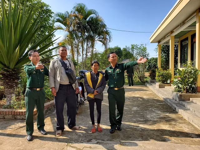 Cán bộ, chiến sĩ Đồn biên phòng cửa khẩu A Đớt hướng dẫn 2 bệnh nhân người Lào đến Trạm quân dân y A Đớt khám bệnh