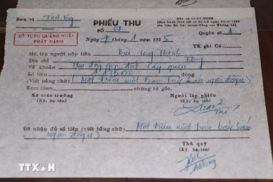 Giấy nộp tiền của người dân. (Ảnh: Đinh Hương/TTXVN)