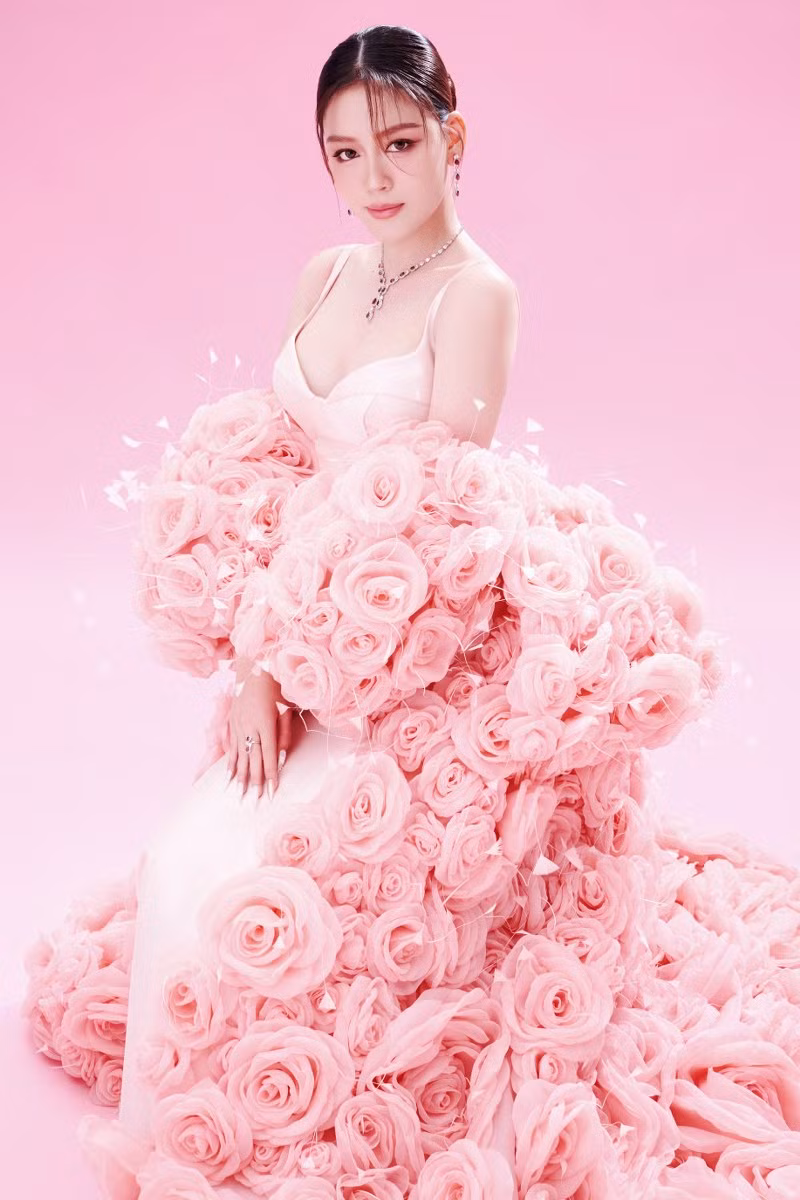 Mới đây, Đặng Thanh Ngân gây chú ý khi chia sẻ bộ ảnh mới, được khen ngợi ngày càng nhuận sắc sau 1 năm giành Á hậu Siêu quốc gia. Người đẹp chọn bộ váy hồng, tôn đường cong nóng bỏng. Điểm nhấn của bộ trang phục là áo choàng được đính kết từ nhiều hoa hồng lộng lẫy, gửi gắm thông điệp ý nghĩa