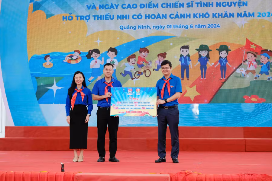Anh Bùi Quang Huy trao tặng những công trình, phần quà của T.Ư Đoàn, Hội đồng Đội T.Ư cho thiếu nhi tỉnh Quảng Ninh