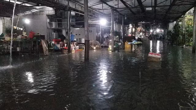Bên trong chợ dân sinh Đằng Lâm nước thải đùn lên đen ngòm