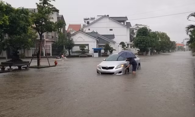 Xe ô tô ngập nước, chết máy tại khu đô thị mới P.Đằng Lâm (Q.Hải An)