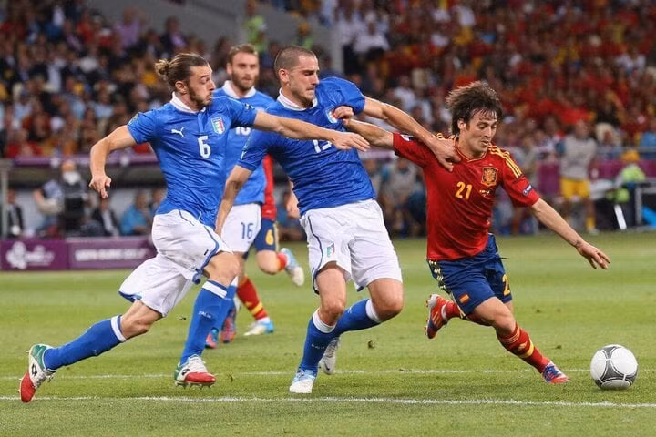 ĐT Tây Ban Nha thắng ĐT Italy 4 bàn không gỡ tại chung kết Euro 2012. ĐT Tây Ban Nha thắng ĐT Italy 4 bàn không gỡ tại chung kết Euro 2012.