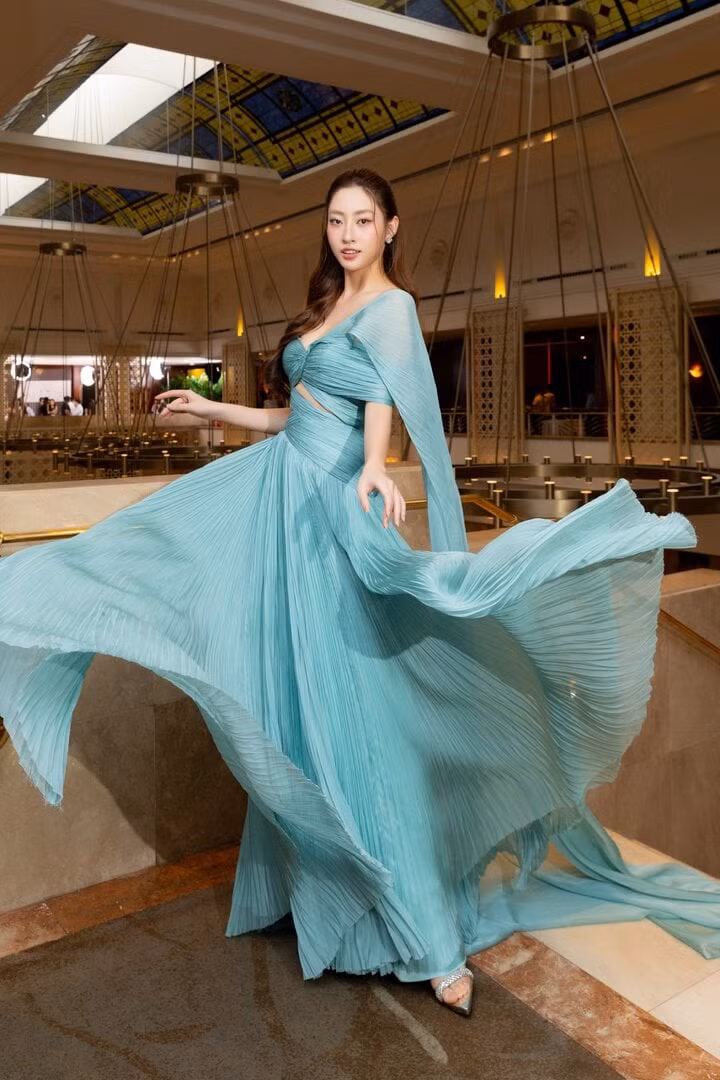 Là mỹ nhân đầu tiên diện thiết kế mới nhất trong bộ sưu tập sắp ra mắt của Lê Ngọc Lâm, Hoa hậu Lương Thùy Linh hướng đến hình ảnh sang trọng, gợi cảm chừng mực. Là mỹ nhân đầu tiên diện thiết kế mới nhất trong bộ sưu tập sắp ra mắt của Lê Ngọc Lâm, Hoa hậu Lương Thùy Linh hướng đến hình ảnh sang trọng, gợi cảm chừng mực.