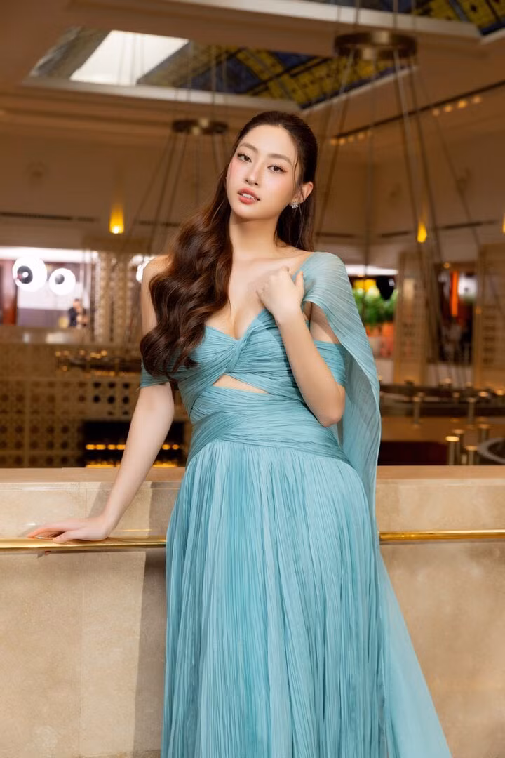 Chiếc đầm mất 200 giờ làm việc và chỉ kịp hoàn thiện trước giờ diễn ra sự kiện 12 tiếng. Sau khi Lương Thùy Linh thử lên người, Lê Ngọc Lâm tiếp tục chỉnh sửa để cô xuất hiện hoàn hảo nhất trong buổi họp báo. Chiếc đầm mất 200 giờ làm việc và chỉ kịp hoàn thiện trước giờ diễn ra sự kiện 12 tiếng. Sau khi Lương Thùy Linh thử lên người, Lê Ngọc Lâm tiếp tục chỉnh sửa để cô xuất hiện hoàn hảo nhất trong buổi họp báo.