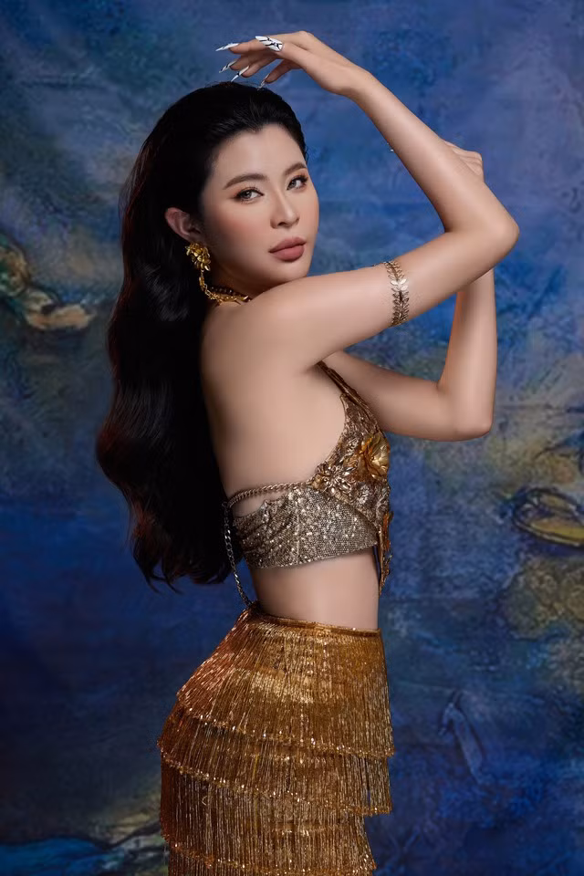 Nguyễn Đặng Như Quỳnh sinh năm 2001, cao 1,74m, số đo ba vòng 83-63-99cm, từng dự thi Hoa hậu Đại dương và vào Top 10