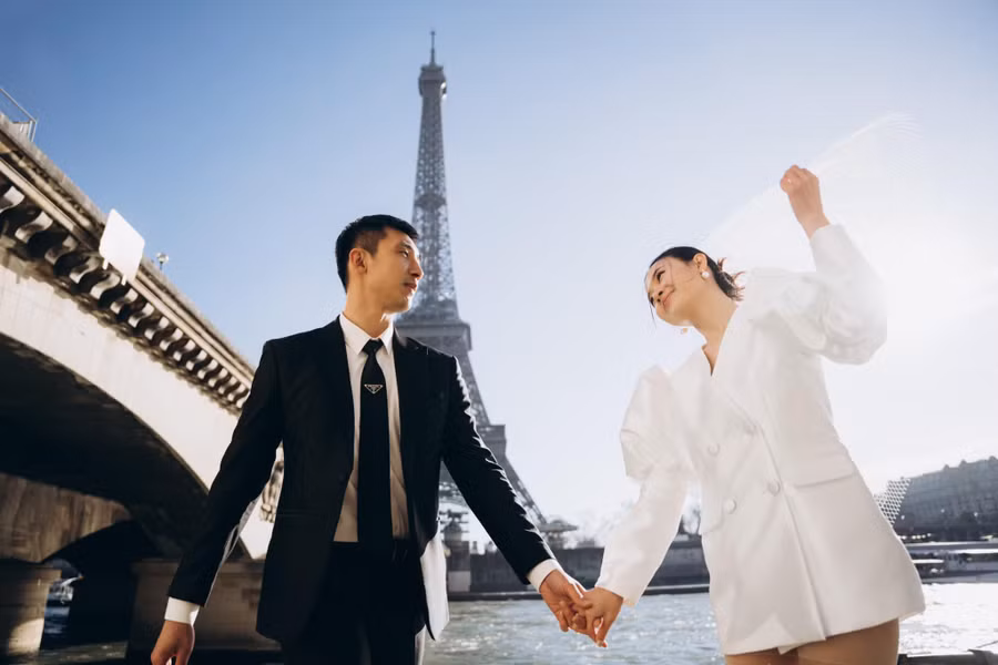 Được biết, chồng sắp cưới của Midu là doanh nhân Trần Duy Minh Đạt, sinh năm 1990 - con trai ông Trần Duy Hy (Tổng giám đốc công ty nhựa Duy Tân). Anh là cử nhân Tài chính và Quản lý của Trường đại học Virginia (Mỹ). Sau đó, anh lấy bằng thạc sĩ Quản trị kinh doanh của Trường đại học California (Mỹ)