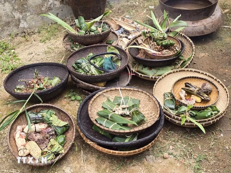 Những gùi hạt giống được người Brâu mang cúng Yàng (thần) với mong muốn có được vụ mùa bội thu. (Ảnh: Khoa Chương/TTXVN)