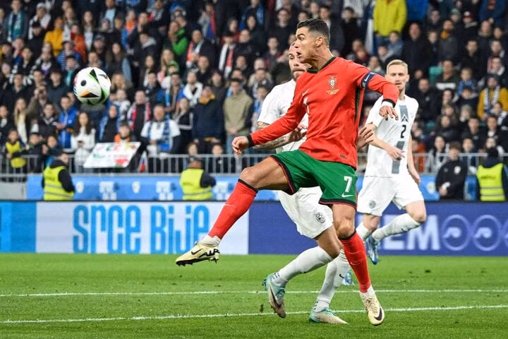 Euro 2024 có thể là giải đấu cuối cùng của Cristiano Ronaldo trong màu áo ĐT Bồ Đào Nha. Euro 2024 có thể là giải đấu cuối cùng của Cristiano Ronaldo trong màu áo ĐT Bồ Đào Nha.