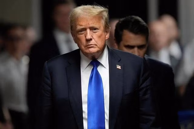 Ông Trump rời khỏi phòng xử án sau phán quyết ngày 30.5